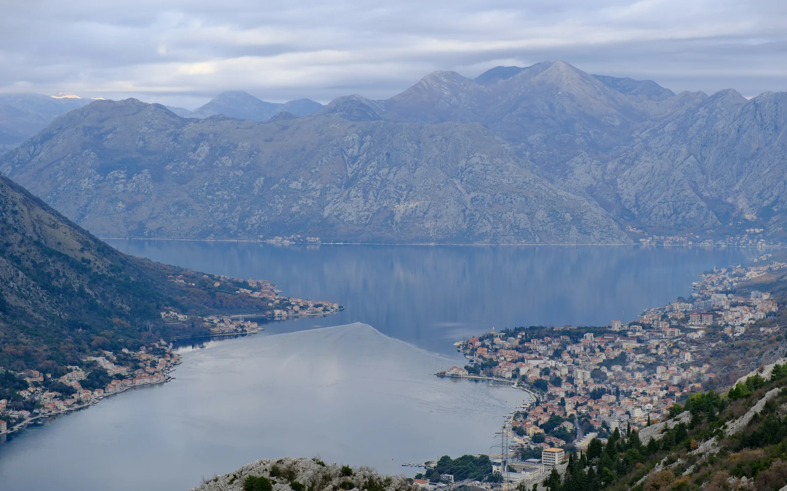 La bahía de Kotor vista desde lo alto, con la ciudad a lo largo de la orilla