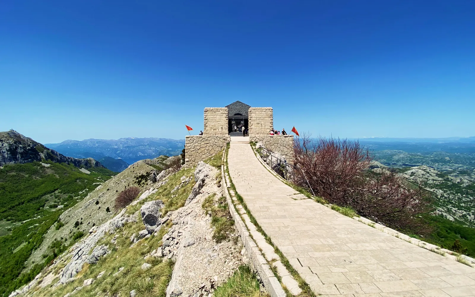 El camino de piedra que lleva a la entrada del Mausoleo de Njegoš, en Lovćen