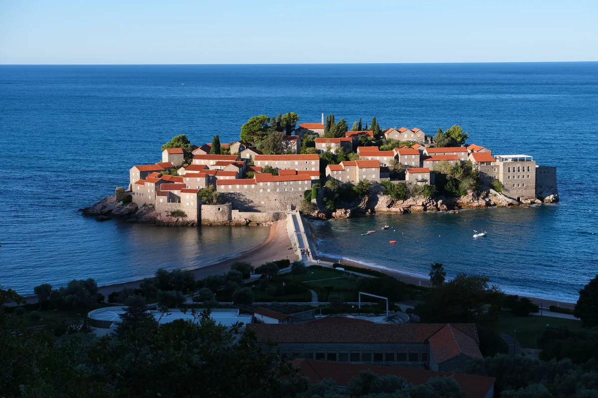 Sveti Stefan en de dam naar het vasteland, aan de kust bij Budva